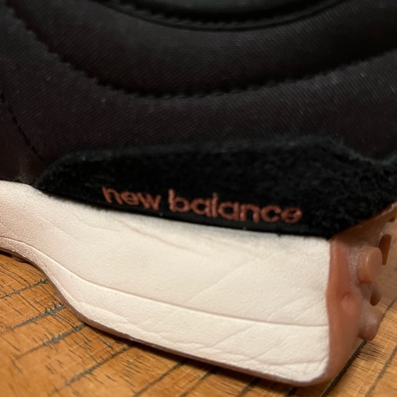 New Balance Retro 327 Black and White Athletic Shoes - 8 - Picture 10 of 12